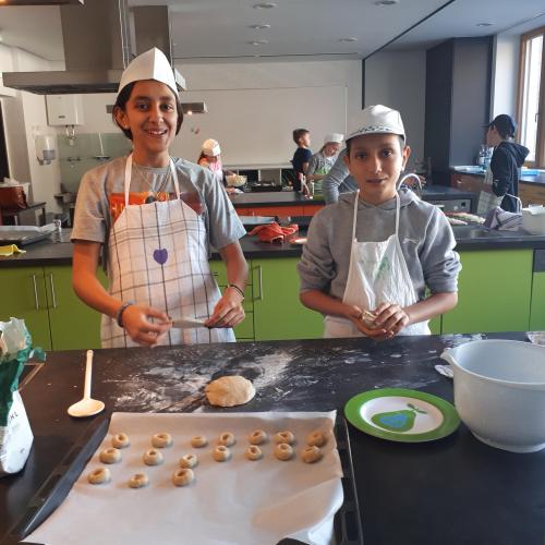 Schüler fleißig beim Backen